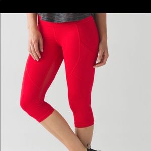 LULULEMON- outrun 17” crop true red
